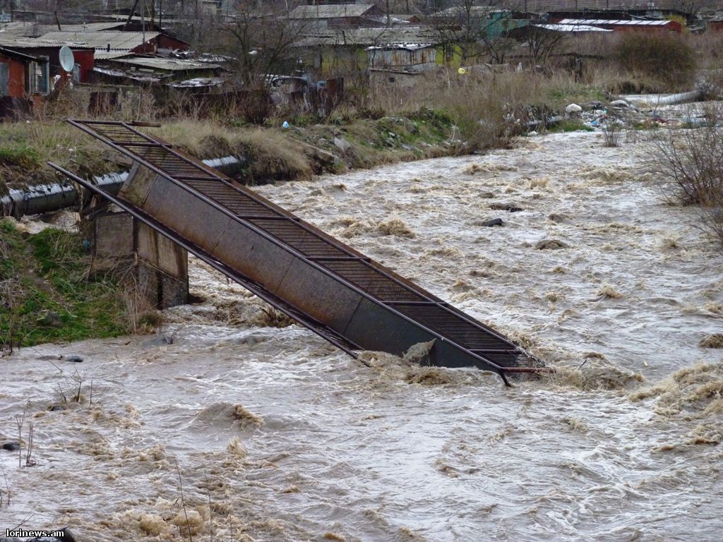 Արտակարգ դեպք Վանաձորում. գետը քշել-տարել է հետիոտնային կամուրջը. հայրն ու դպրոցական երեխան հրաշքով են փրկվել(ֆոտո)