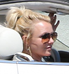 Britney-Spears-With-Kids-At-Starbucks-Drive-Thru-In-Woodland-Hills%2C-May-10-2013-h1a637lnk0.jpg