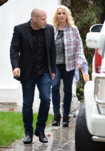 Britney-Spears-%7C-With-Kids-And-Boyfriend-Out-For-Lunch-In-LA%2C-November-29-2013-l2fb7fpyhz.jpg