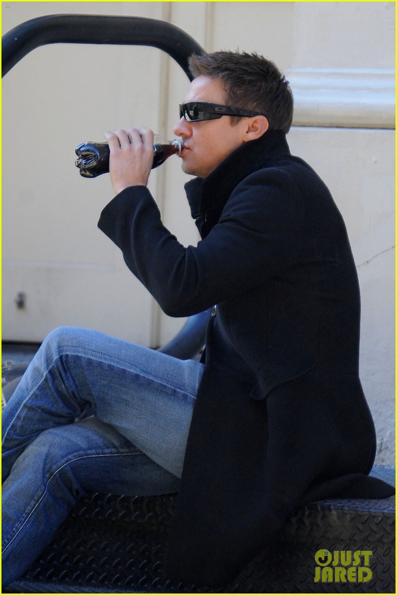 jeremy-renner-lunch-chelsea-04.jpg