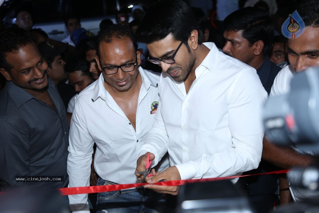 ram_charan_launches_steak_house_1204131108_068.jpg
