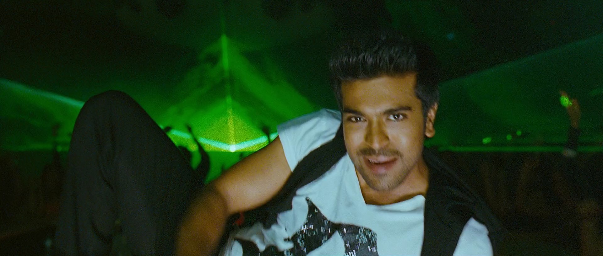 Naayak - Blu-Ray - 1080p - x264 - DTS - [DDR].mkv (0_14_37) 000547.jpg