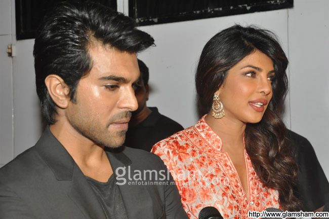 01-zanjeer-cast-at-badey-achey-lagte-hai-set.jpg