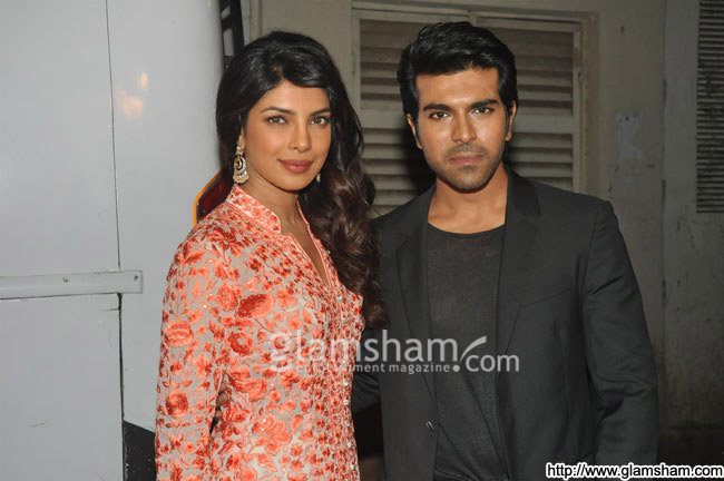 08-zanjeer-cast-at-badey-achey-lagte-hai-set.jpg