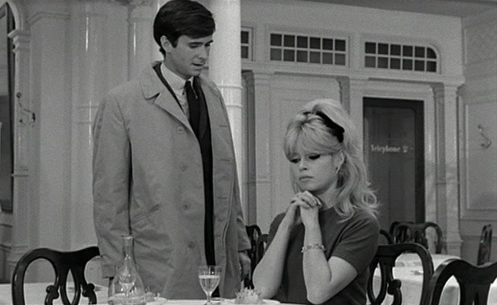 Une.ravissante idiote.1964.dvdrip_[1.46]_[teko][(043200)16-40-23].PNG