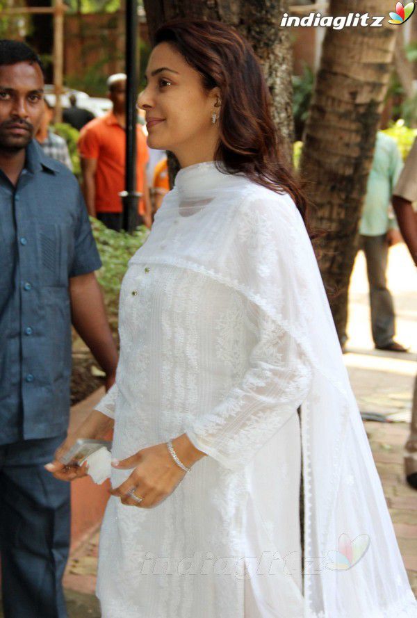 Рекха на похоронах шридеви