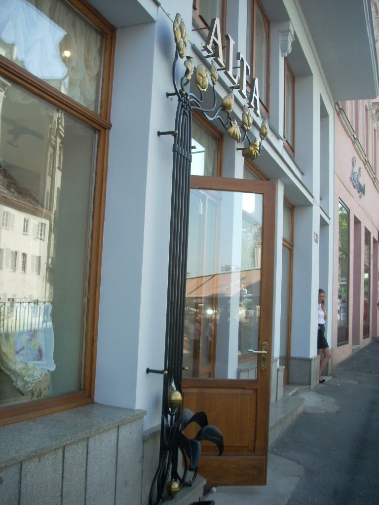 Старинные кованые вывески