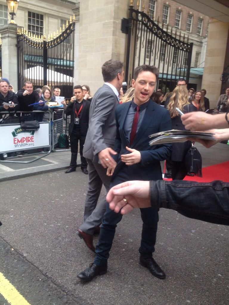 Bj_cAyrIgAAWjFN.jpg large.jpg