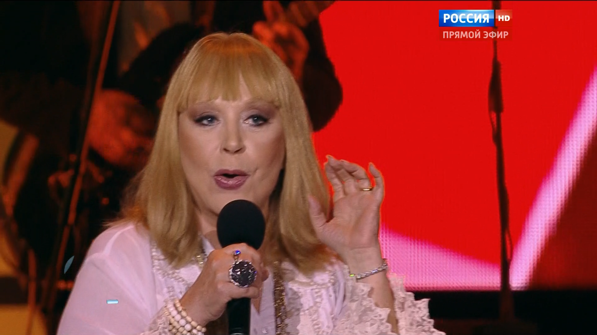 Алла Пугачева - Очень хорошо (2015, HDTV 1080i, Новая Волна 2015 - Открытие, 02.10.2015) (by Nokia5150).ts_snapshot_00.26_[2015.10.04_14.16.05].png