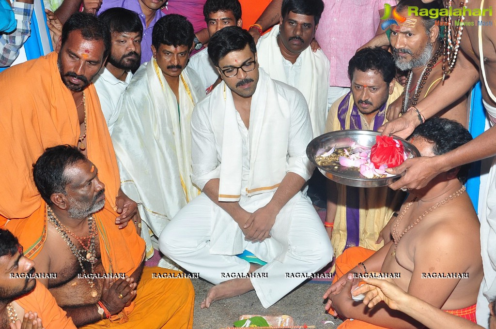 chiranjeevi-birthday-at-filmnagar27.jpg