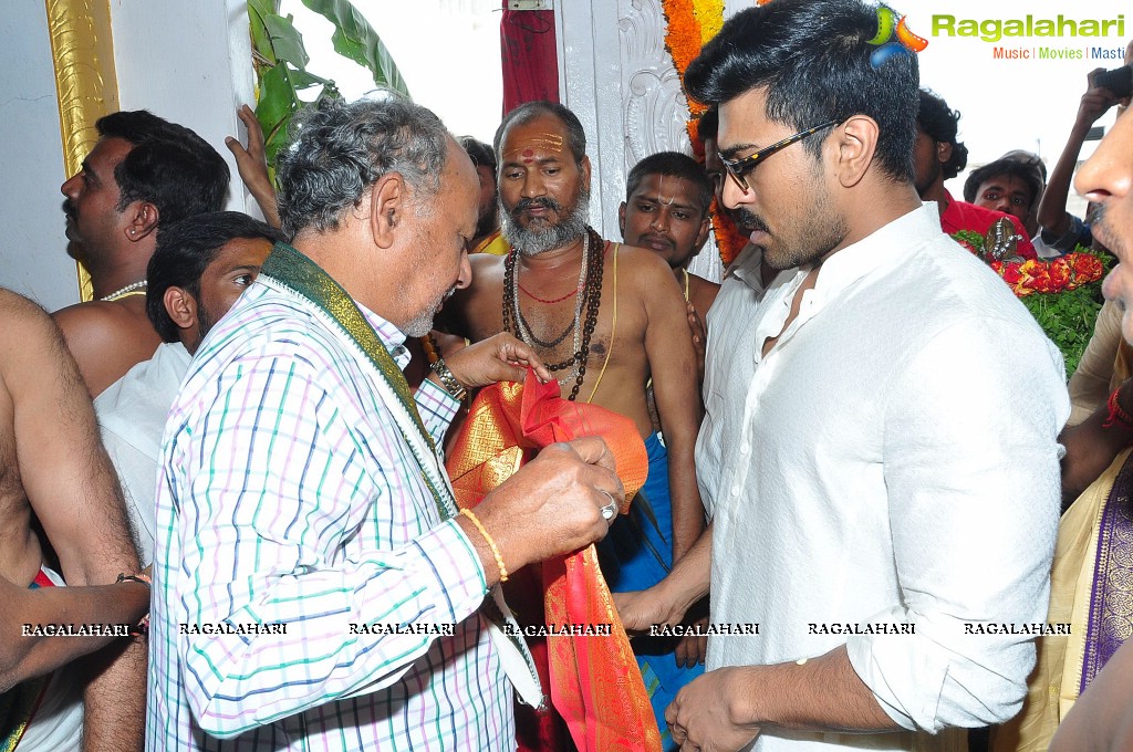 chiranjeevi-birthday-at-filmnagar48.jpg