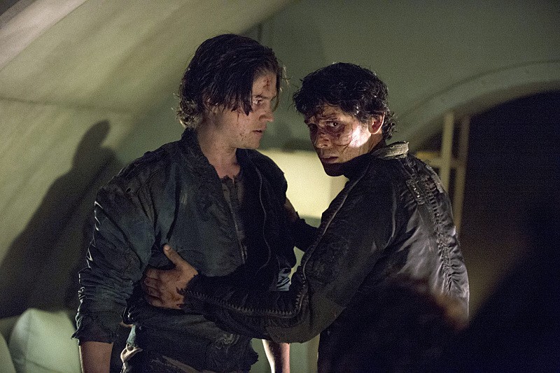 The-100-season-1-episode-3-Finn-and-Bellamy.jpg