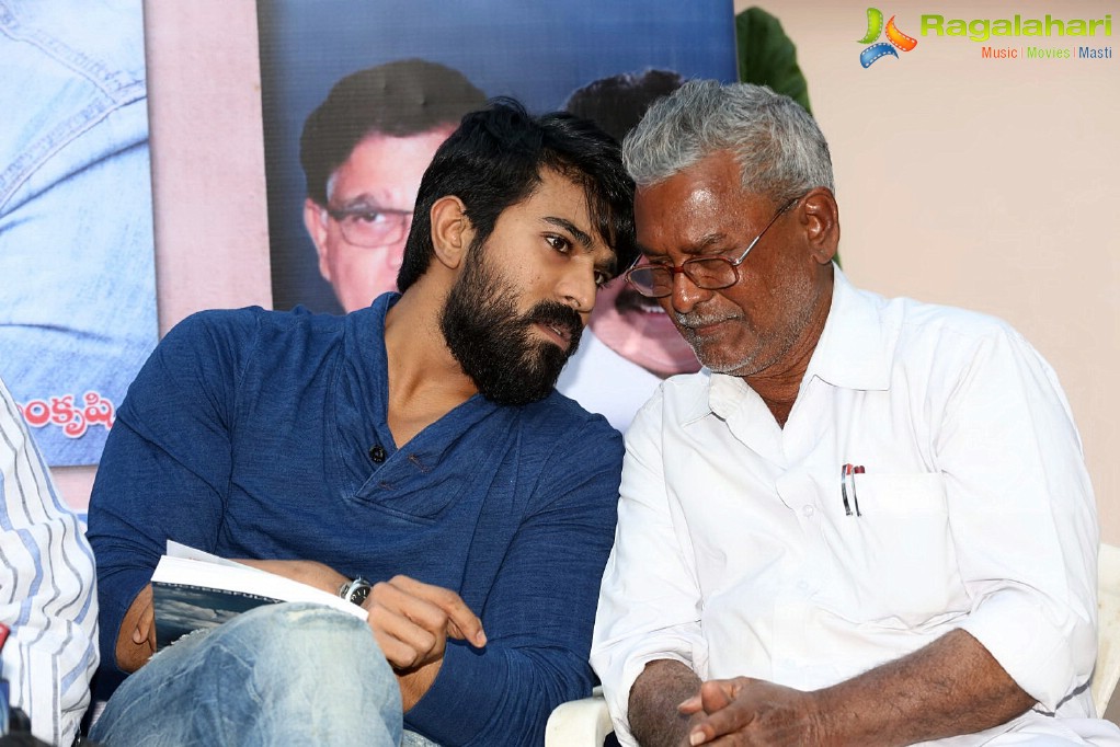 chiranjeevi-book-launch-by-ramacharan35.jpg