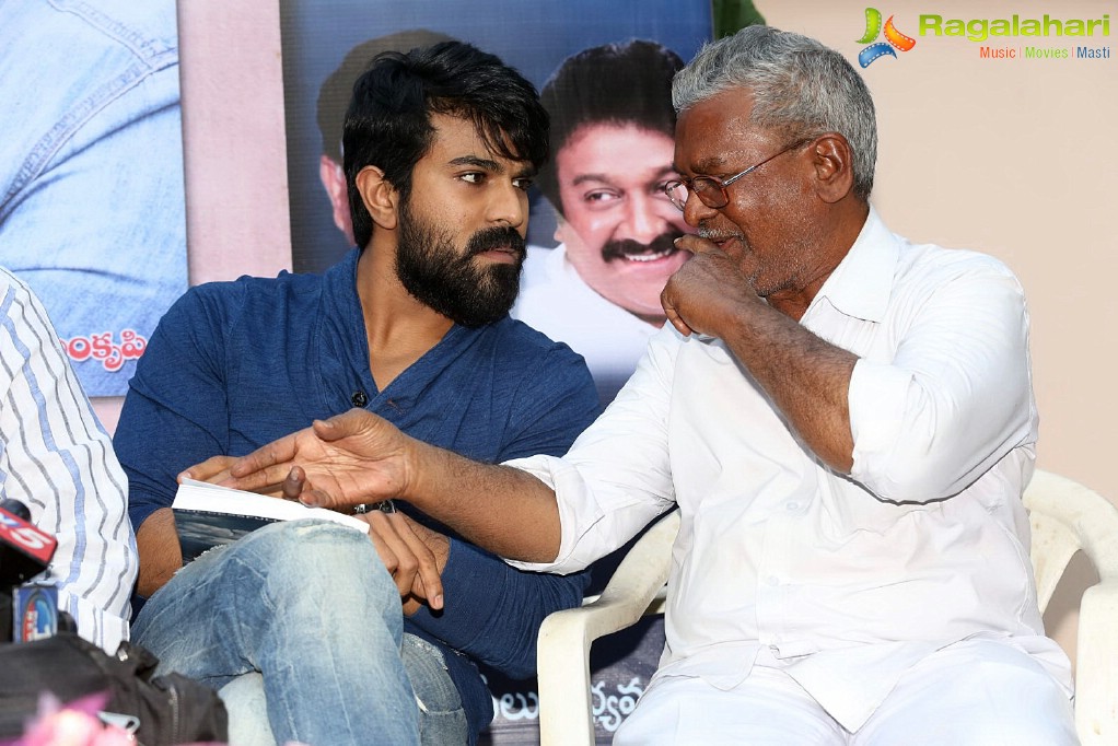 chiranjeevi-book-launch-by-ramacharan37.jpg