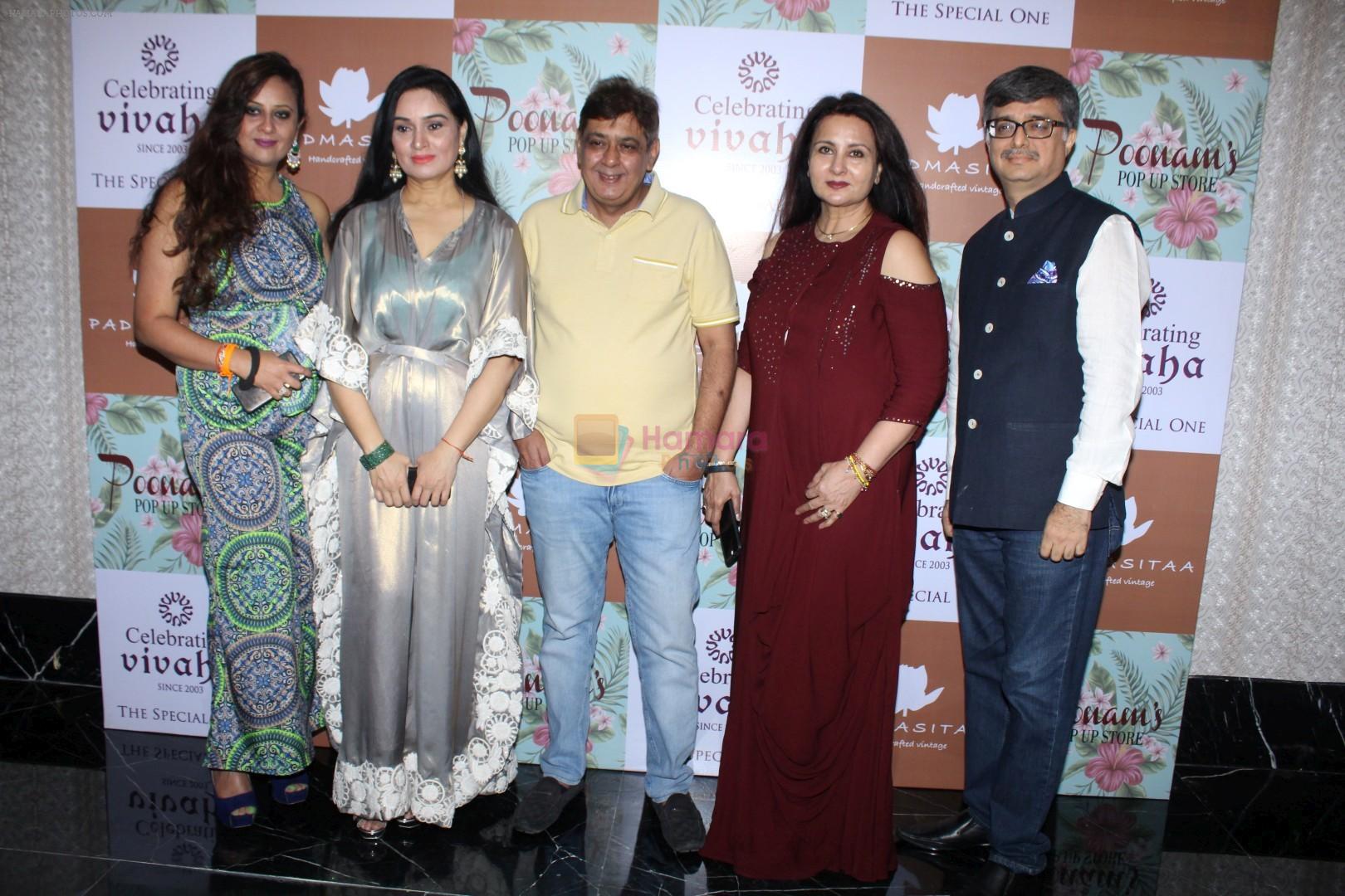 hpse_fullsize__2844971983_Padmini Kolhapure, Poonam Dhillon at the Launch Of Padmini Kolhapure  Poonam Dhillon Collection Vivaha on 22nd Sept 2017 (40)_59c52dfd883cc.JPG