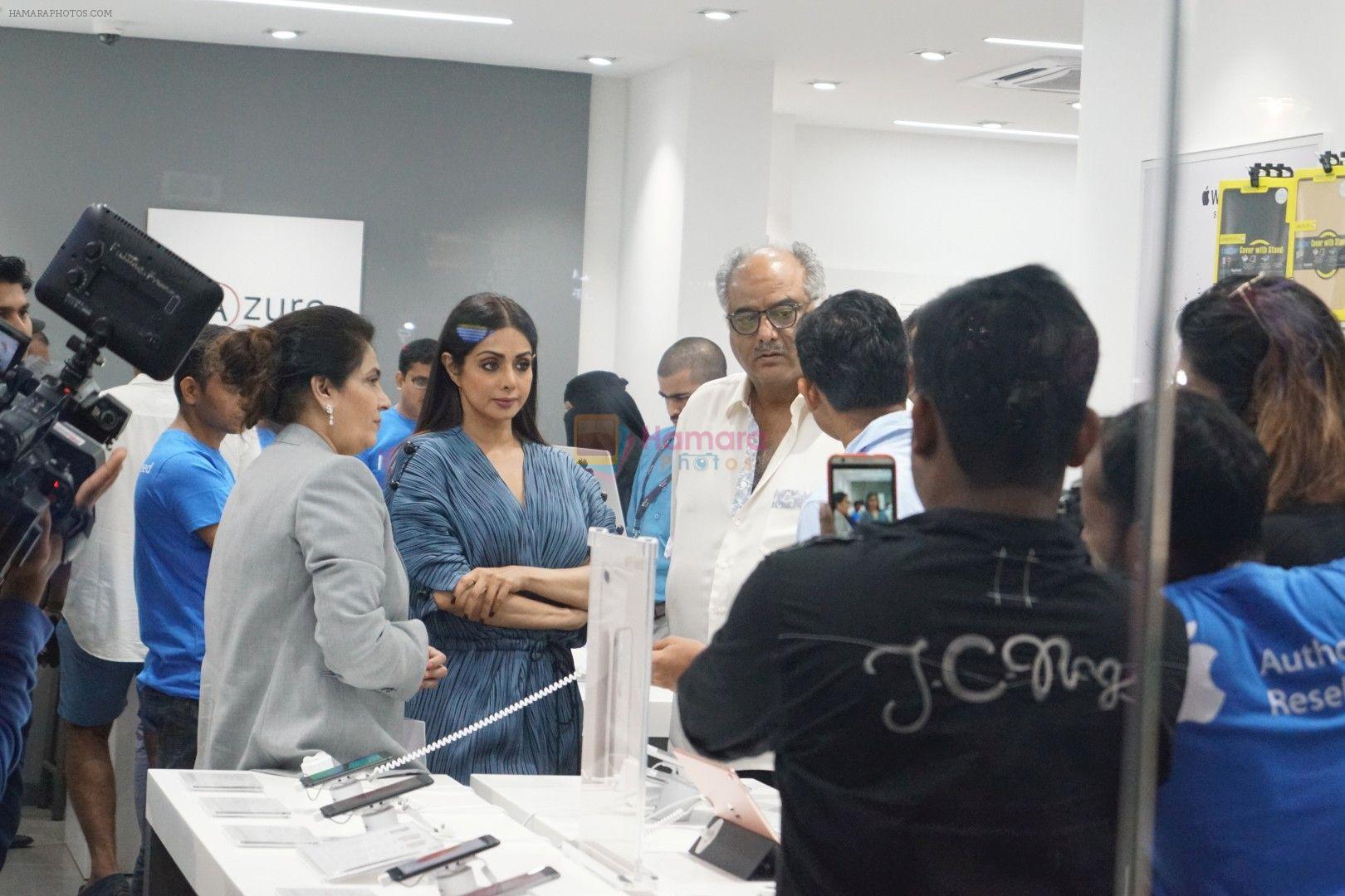 hpse_fullsize__4147893627_Sridevi, Boney Kapoor at the Launch Of IPhone 8  IPhone 8+ At iAzure on 29th Sept 2017 (46).JPG_59d21f4e6ed34.JPG