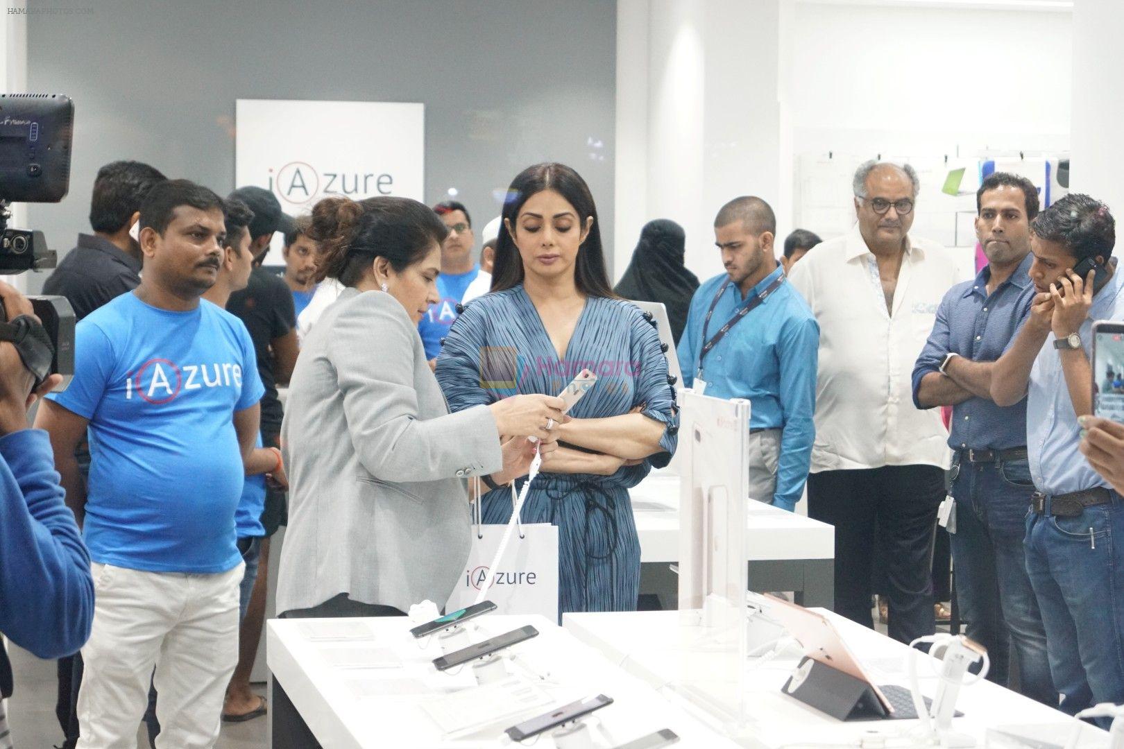 hpse_fullsize__3885129760_Sridevi, Boney Kapoor at the Launch Of IPhone 8  IPhone 8+ At iAzure on 29th Sept 2017 (55).JPG_59d21f67f019b.JPG