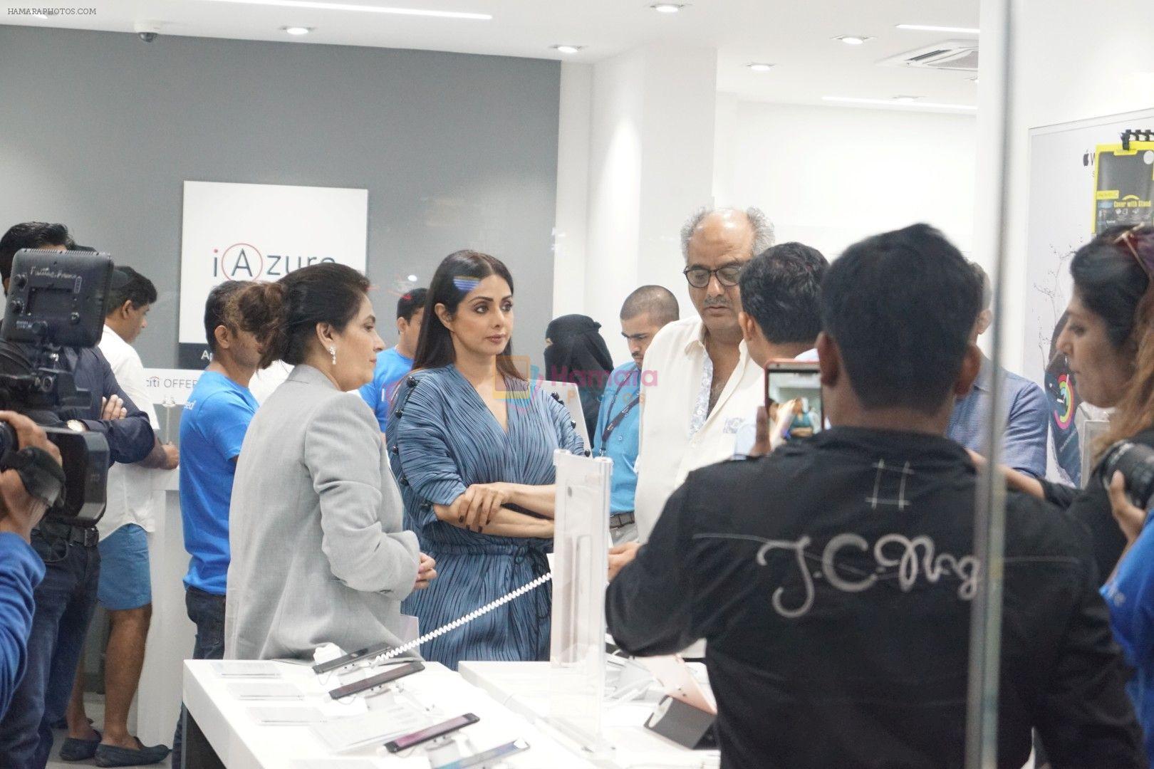 hpse_fullsize__337428297_Sridevi, Boney Kapoor at the Launch Of IPhone 8  IPhone 8+ At iAzure on 29th Sept 2017 (47).JPG_59d21f528a775.JPG