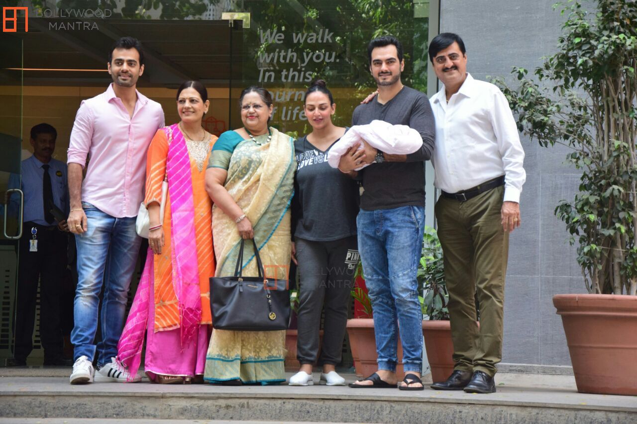 bharat-takhtani_esha-deol__1032029.jpg