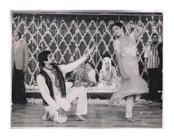 Original-Rare-Bollywood-Zarina-Raj-Babbar-photo-Panchvi-manzil.jpg