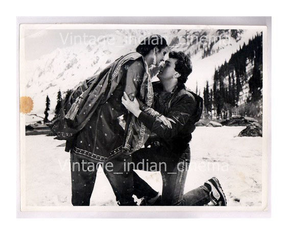 Original-Bollywood-photo-Farha-Rishi-Kapoor-In-Hamara-Khandaan.jpg