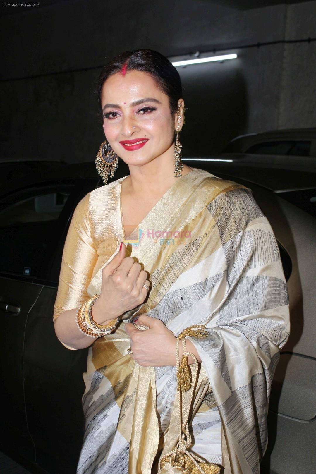 hpse_fullsize__2542199546_Rekha at the Red Carpet and Special Screening Of Tumhari Sulu hosted by Vidya Balan on 14th Nov 2017 (98)_5a0bcdb11ff73.JPG