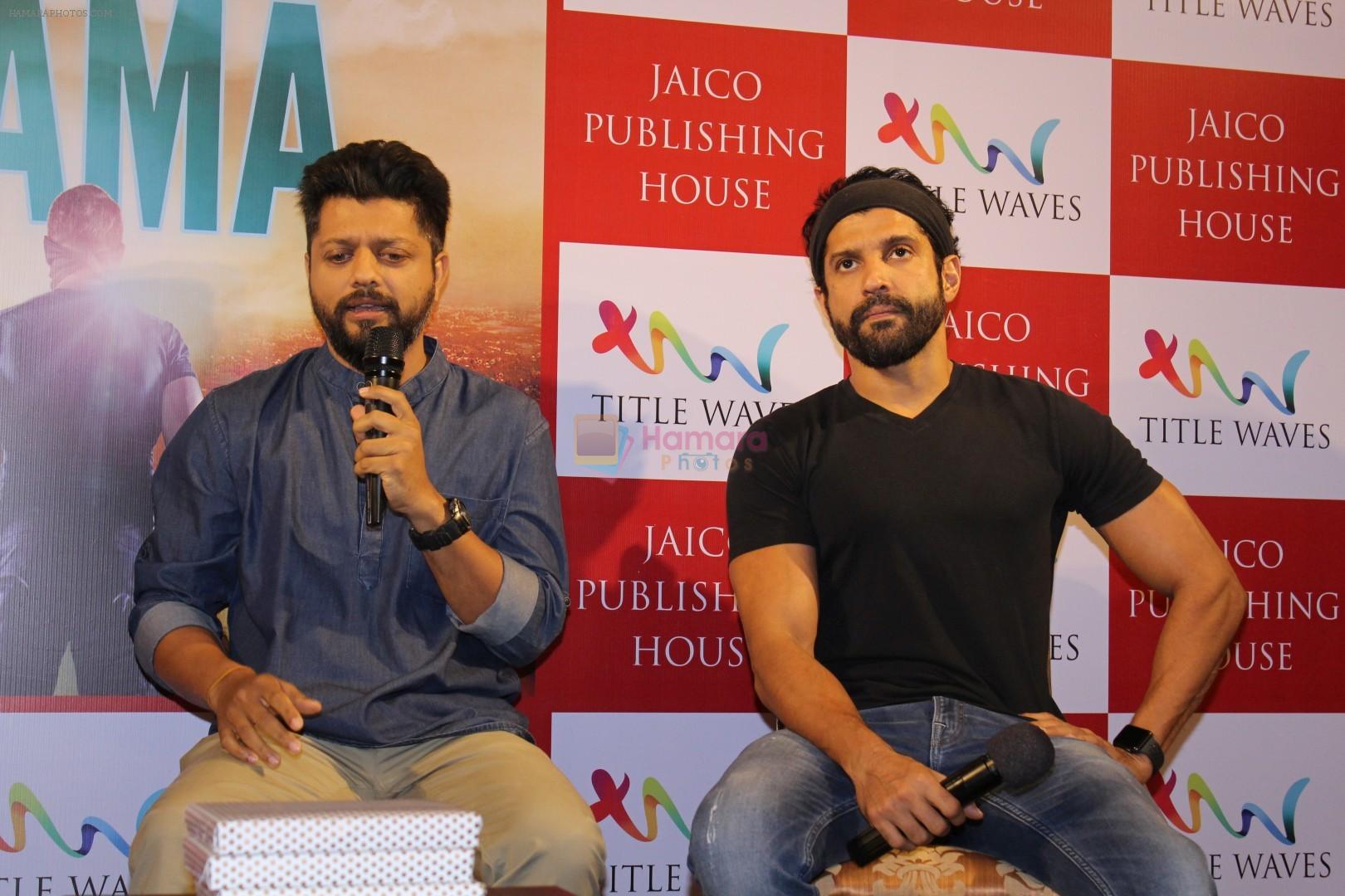 hpse_fullsize__1824311580_Farhan Akhtar at the Book Launch of Kashmir Naama on 14th Nov 2017 (16)_5a0bbe2355668.JPG