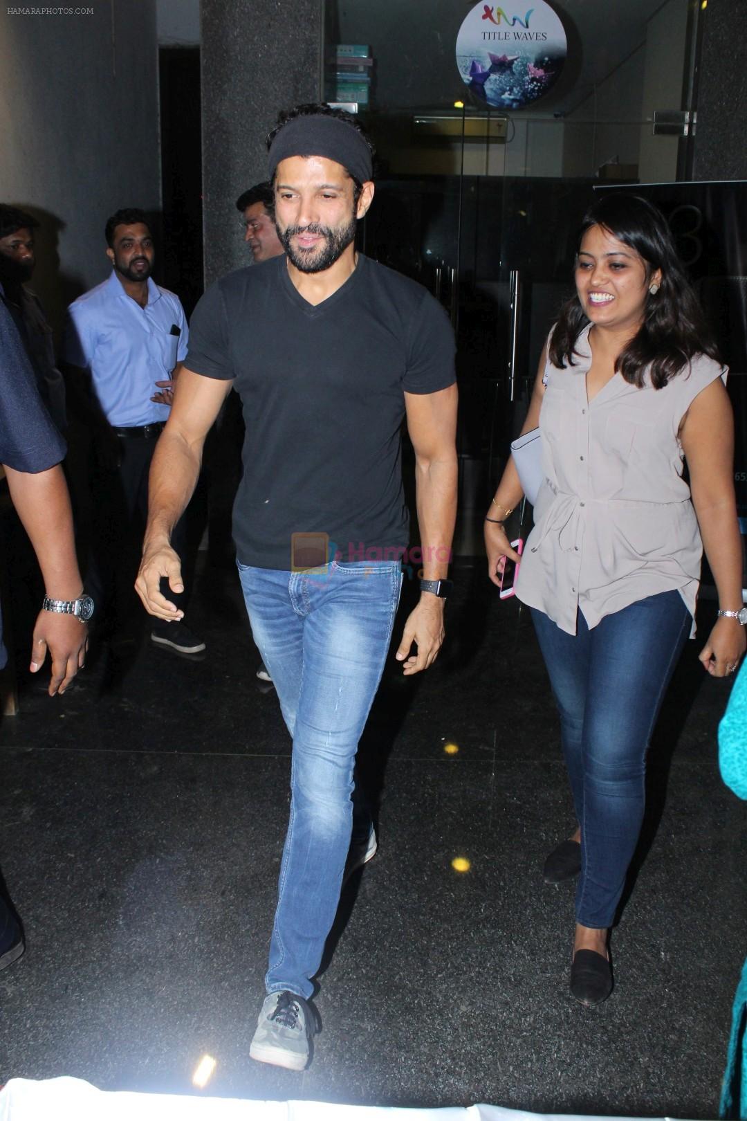 hpse_fullsize__338403536_Farhan Akhtar at the Book Launch of Kashmir Naama on 14th Nov 2017 (4)_5a0bbe1d62018.JPG
