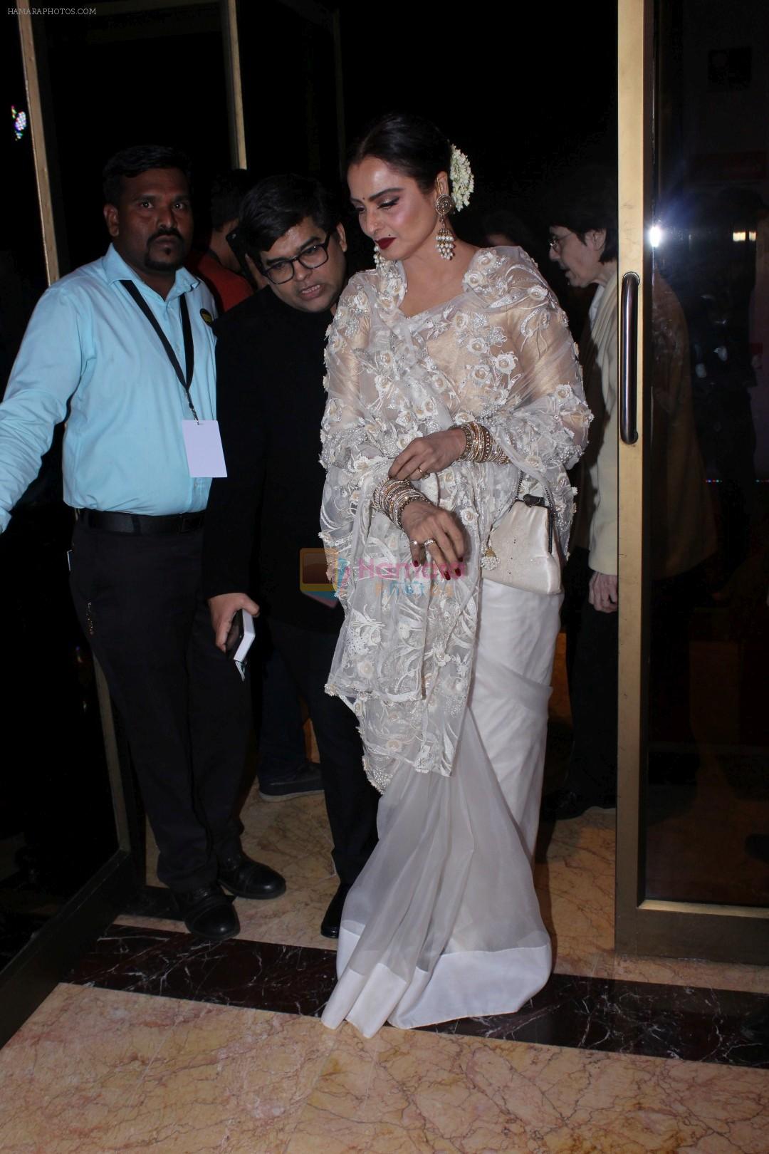 hpse_fullsize__1588799091_Rekha at the Red Carpet Of Filmfare Glamour  Style Awards on 1st Dec 2017 (402)_5a224a2028a24.JPG