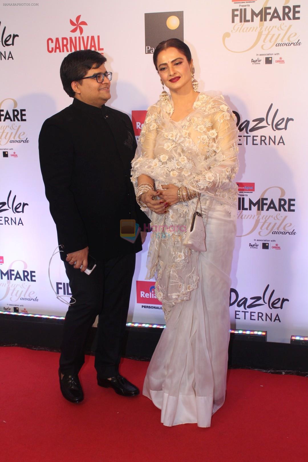 hpse_fullsize__2933775133_Rekha at the Red Carpet Of Filmfare Glamour  Style Awards on 1st Dec 2017 (16)_5a224a13658ff.JPG