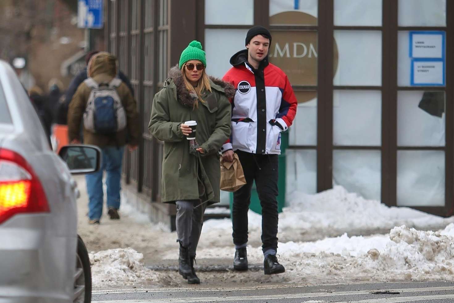 Sienna-Miller-and-Tom-Sturridge-out-for-coffee--02.jpg