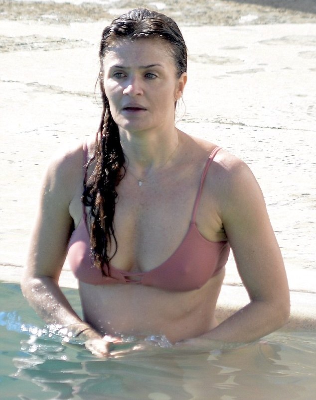 4A14DC1400000578-5487053-Taut_al_babe_The_supermodel_and_mother_of_one_could_have_passed_-m-15_1520756895841.jpg