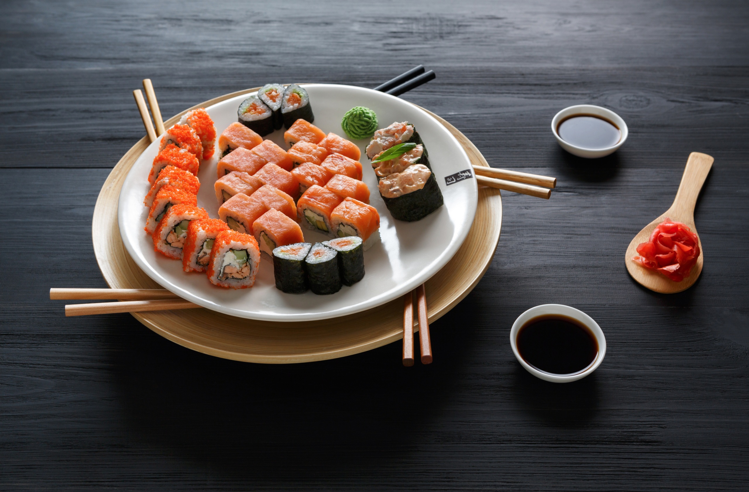 Seafoods_Sushi_Plate_542057_2560x1682.jpg