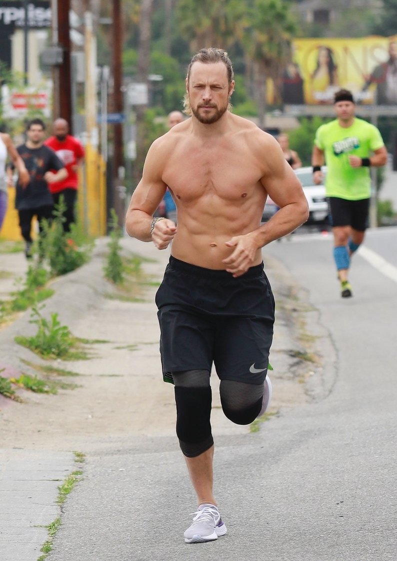 gabriel-aubry-shirtless-workout-01_658011127.jpg