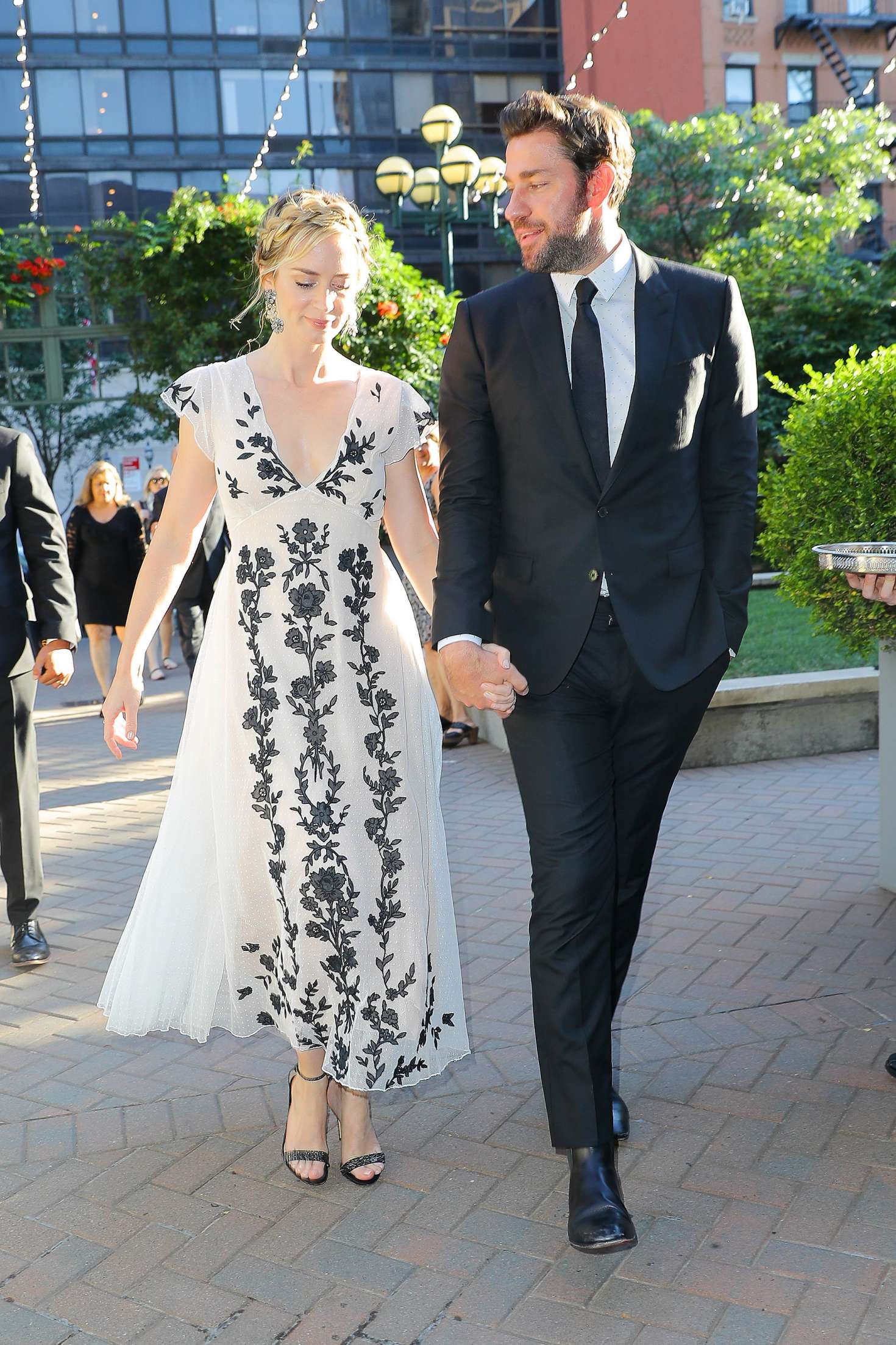 Emily-Blunt-and-John-Krasinski_-Going-to-dinner-in-New-York-City--02.jpg