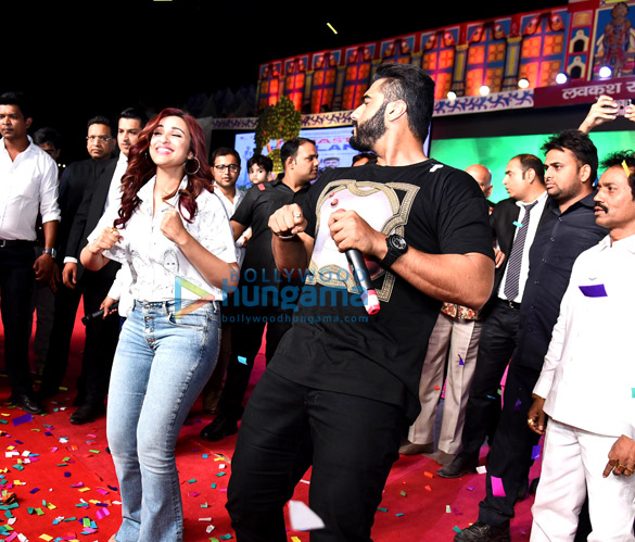Arjun-Kapoor-and-Parineeti-Chopra-snapped-at-Lav-Kush-Ramlila-in-Delhi-3.jpg