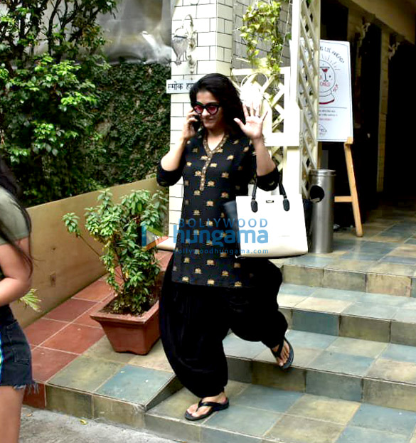Kajol-and-her-daughter-snapped-post-lunch-date-in-Bandra-4.jpg