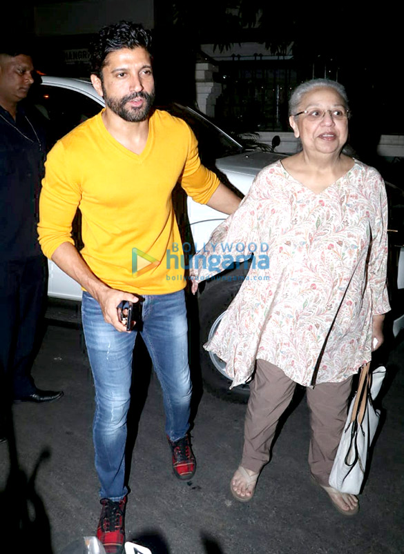 =Farhan-Akhtar-snapped-with-mom-spotted-in-Bandra-4.jpg