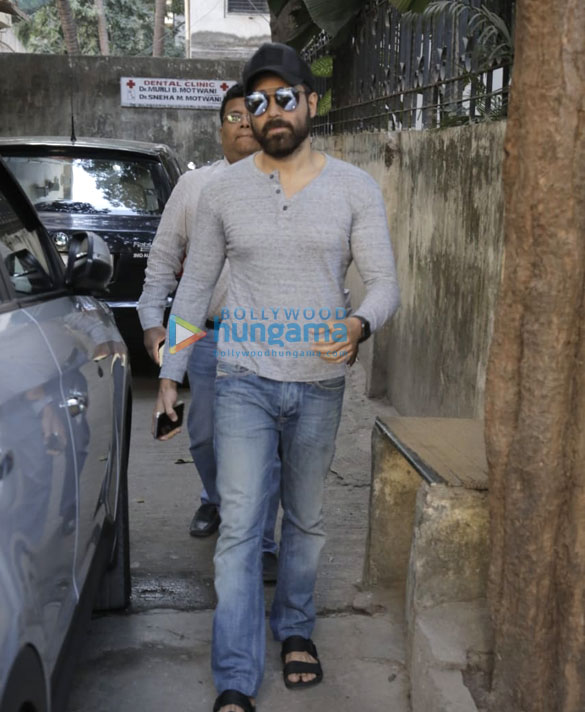 Emraan-Hashmi-spotted-in-Bandra-3-1.jpg