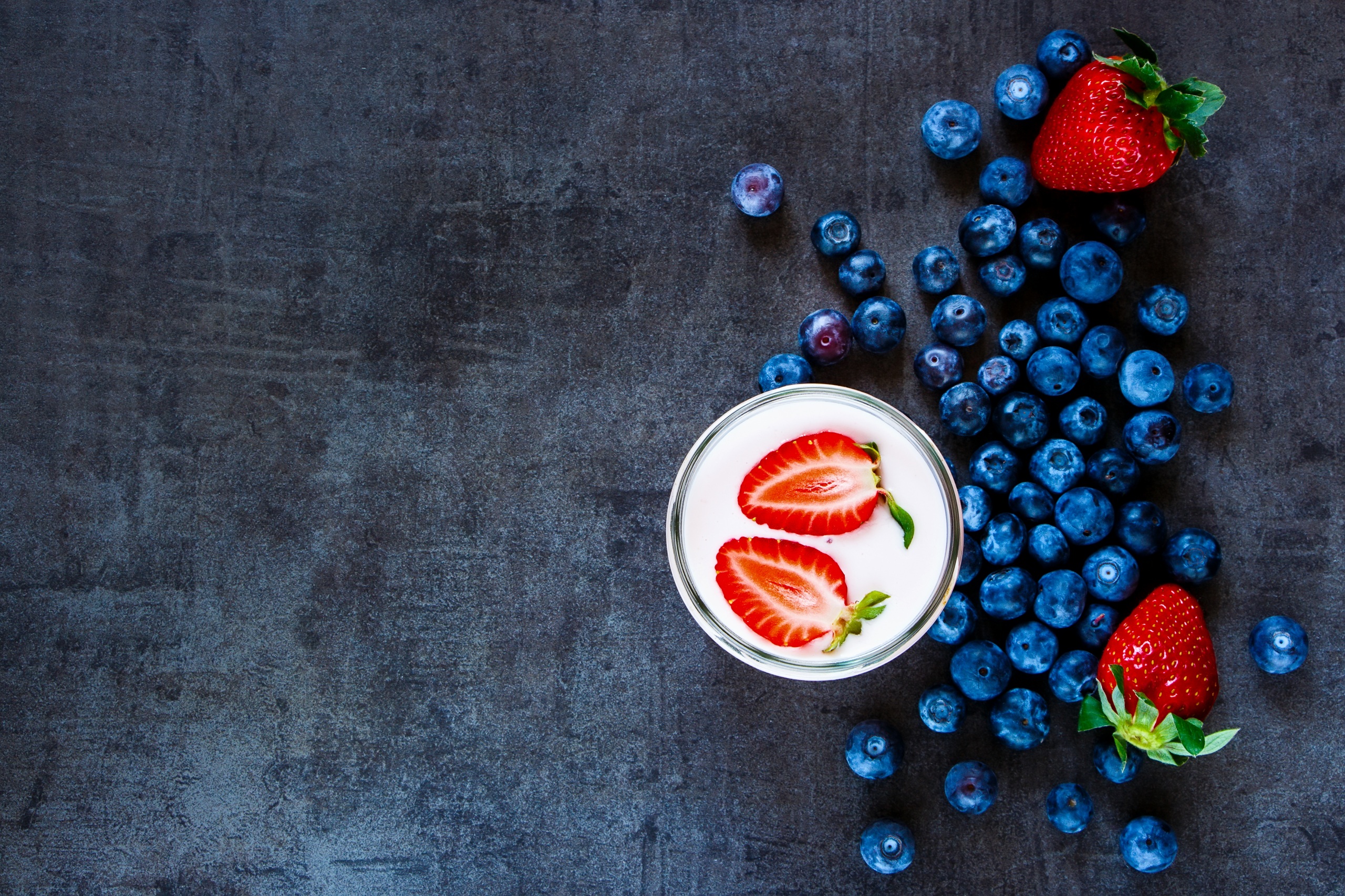 Yogurt_Strawberry_Blueberries_549867_2560x1706.jpg