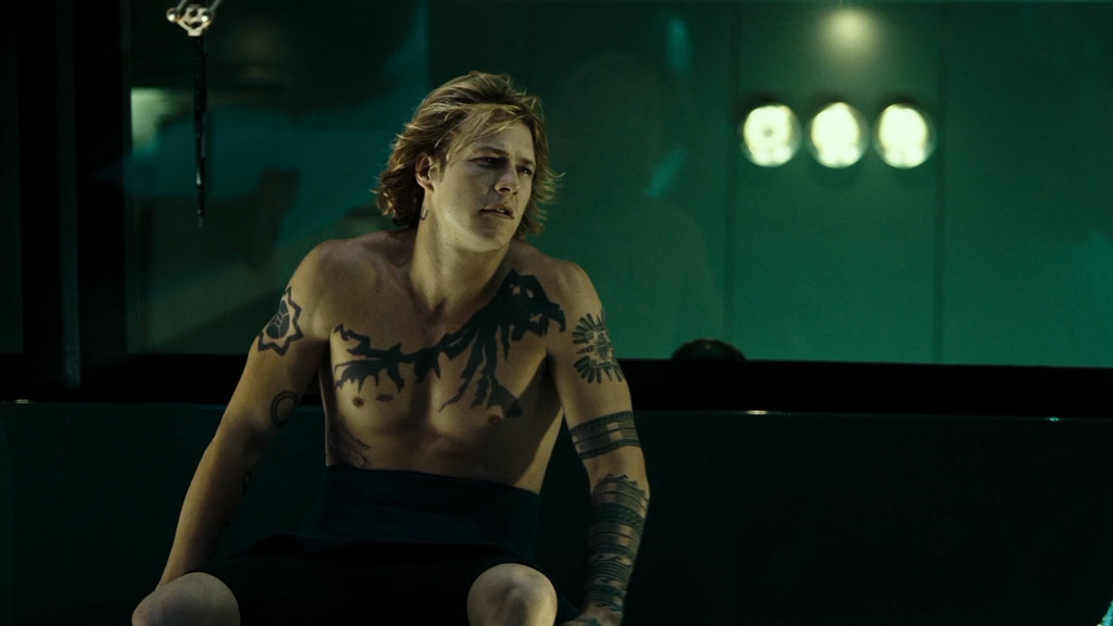 На гребне волны_(2015)_WEB_DLRIP-AVC_O.M_[-=DoMiNo=-].mkv_20190509_193350.543.png