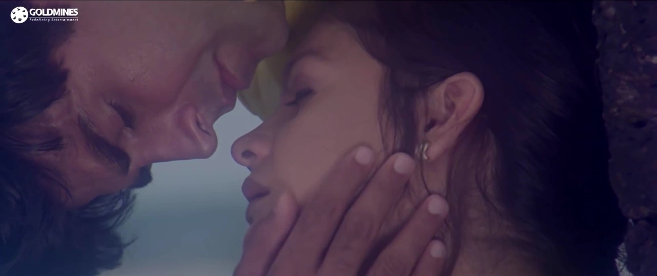 1998 - Angaaray -4- Tanha Tanha Dil Dhadke_720p.mkv5045.jpg