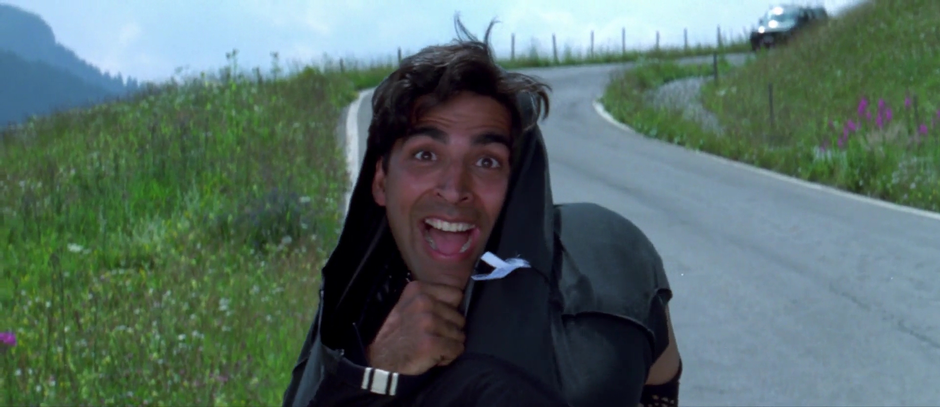 1997 - Aflatoon -5- Uee Maa Uee Maa Mar Gayi Re_1080p_sub.mkv0920.jpg