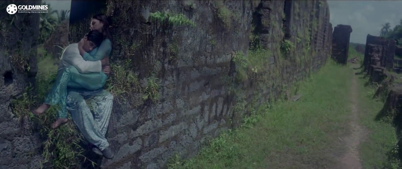 1998 - Angaaray -4- Tanha Tanha Dil Dhadke_720p.mkv5119.jpg