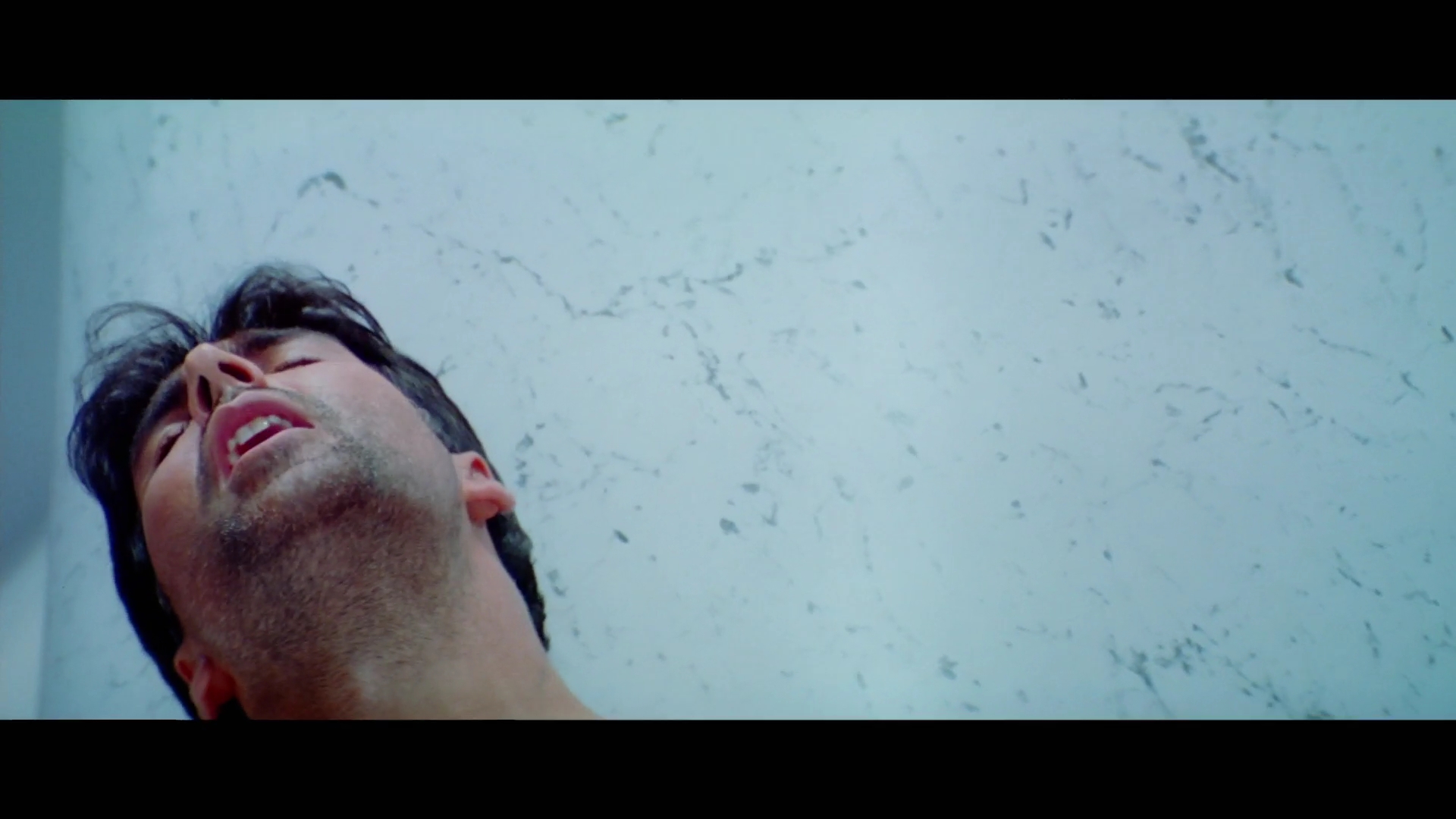 2005 - Garam Masala -3- Falak Dekhoon_1080p_sub.mkv0228.jpg