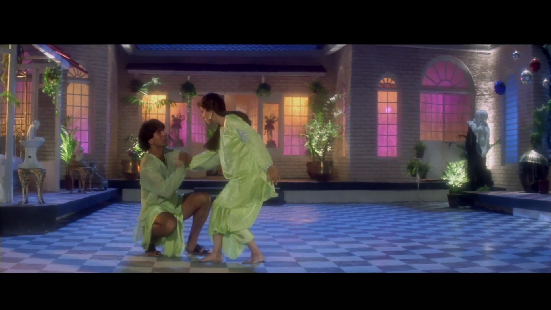 1997 - Mr. and Mrs. Khiladi -5- Samose Mein Aaloo_1080p_sub.mkv3076.jpg