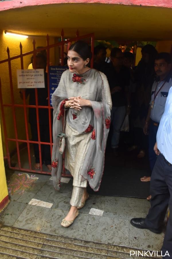 sonam-kapoor-shani-temple_4.jpg