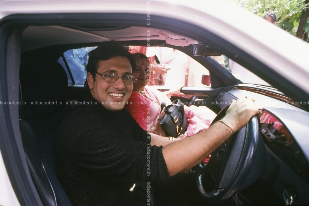 659-govinda-actor-in-hindi-films-driving-a-car---bollywood-side-image-F276SO20_DVD0138.webp