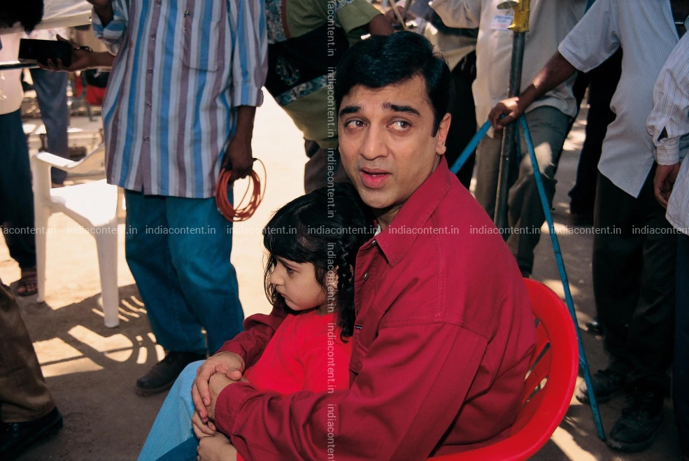 659-film-actor-kamal-hassan-with-a-child-actor-during-a-shoot-in-image-88005500_20181130_122.webp