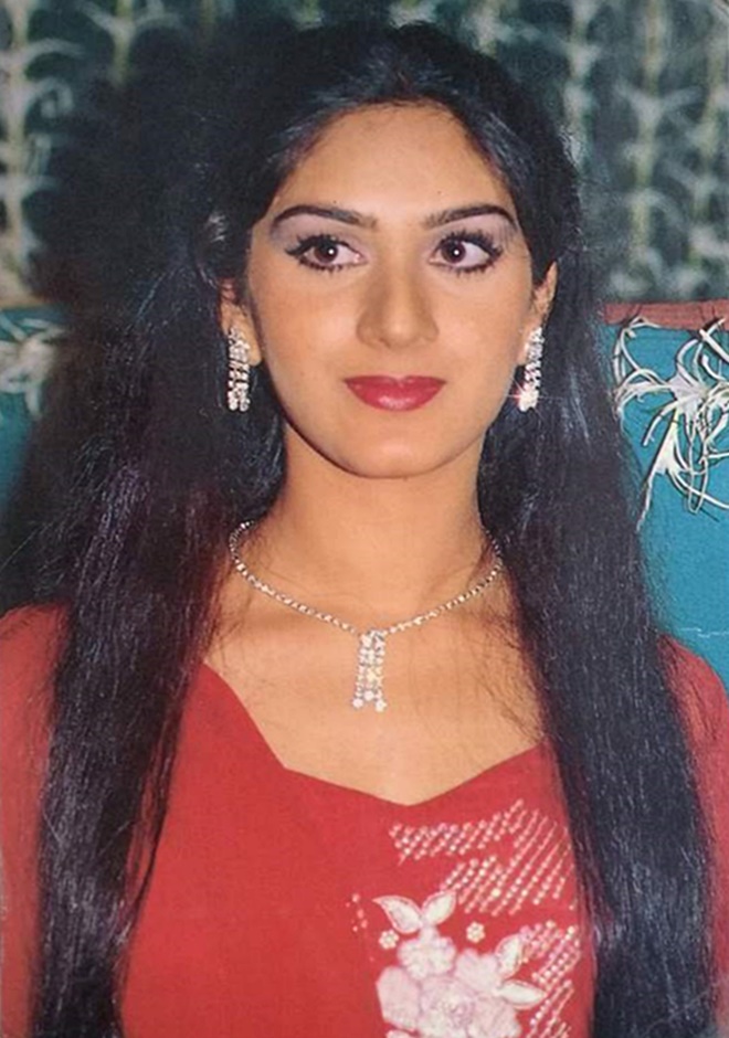Bollywood-actress-Meenakshi-Seshadri-Rare-postcard.jpg